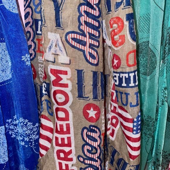 SCARVES AN ASSORTMENT OF NO NAMES - Picture 2 of 15